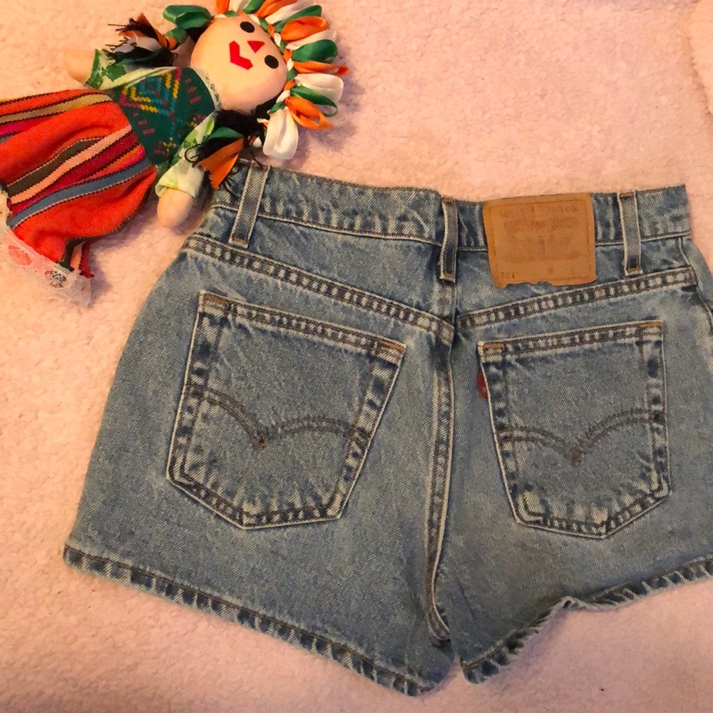 Levi’s Short - Picture 2 of 3